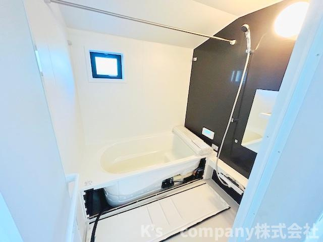 茅ヶ崎市平和町　新築戸建　2号棟の浴室|濃い色調のアクセントパネルで引き締まった印象のおしゃれな浴室スペース◇