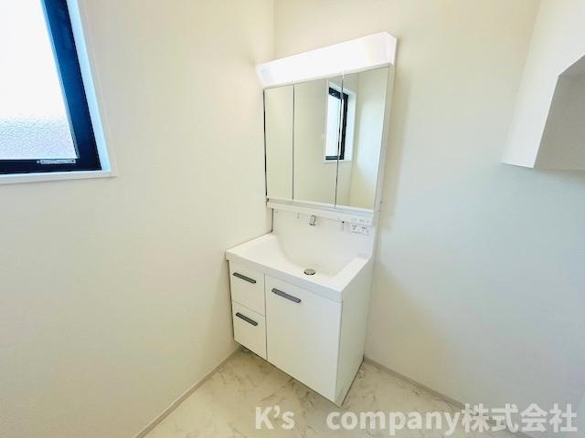 茅ヶ崎市平和町　新築戸建　2号棟の独立洗面台|三面鏡の内側には小物収納が充実しています◇