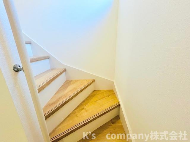 茅ヶ崎市平和町　新築戸建　2号棟の内装|手すり付きの階段☆小さなお子様やご年配の方にも安心の仕様です◇