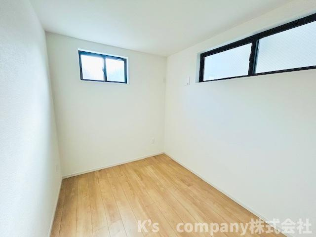 茅ヶ崎市平和町　新築戸建　2号棟の洋室|納戸5.3帖◇2面採光のお部屋ですのでお子様のお部屋や書斎などにもご活用いただます◇