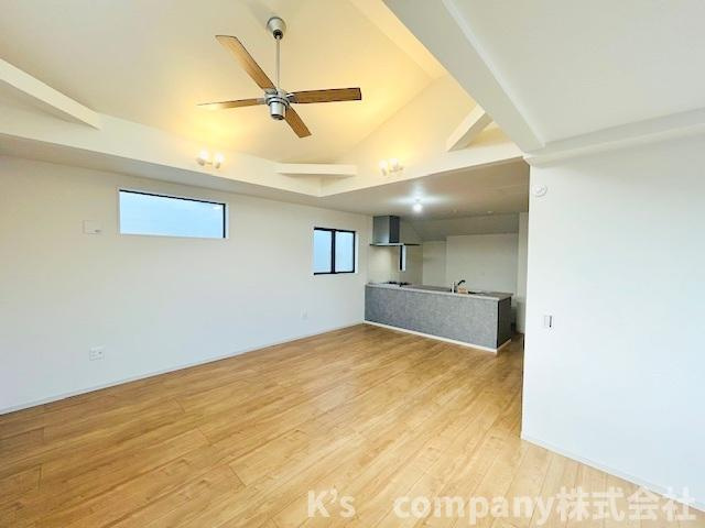 茅ヶ崎市平和町　新築戸建　2号棟の居間・リビング|リビングはゆったりとした広さがあります◇寒い時期にあると嬉しい床暖房付きです◇