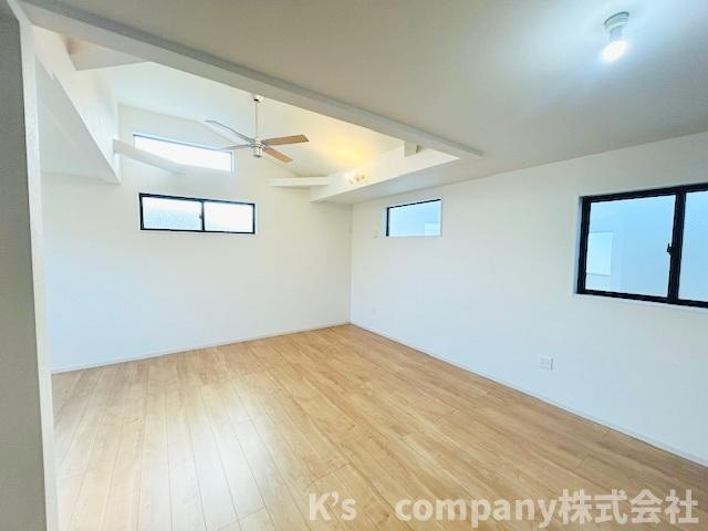 茅ヶ崎市平和町　新築戸建　2号棟の居間・リビング|勾配天井の上部からも明るい日差しが差し込む温かみのあるスペース♪