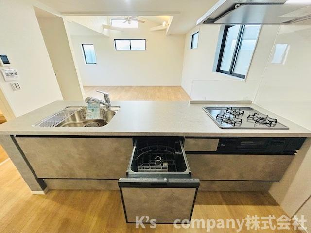 茅ヶ崎市平和町　新築戸建　2号棟のキッチン|食器洗い乾燥機付きで家事の時短に役立ちます☆