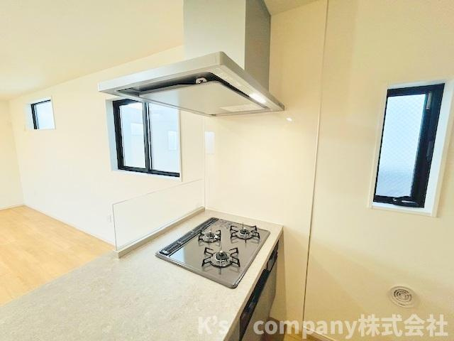 茅ヶ崎市平和町　新築戸建　2号棟のダイニング|三口ガスコンロでお料理の幅が広がります◇