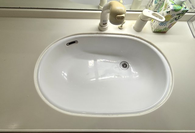 ワイドサイズの独立洗面化粧台　洗面ボールは交換済みです。