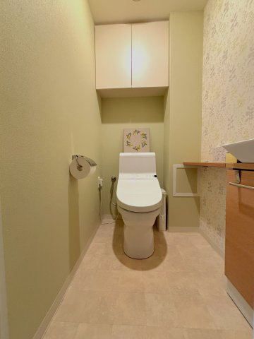 全交換済みのトイレ　手合いカウンターが別にあります。