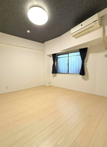 洋室6.8帖の洋室。ウオークインクローゼットに面しており、水回りエリアから２ウエイで行き来が出来ます。「画像は実際の写真にAI加工（家具や調度品の削除や配置）を加えたもので実際とは異なる場合があります