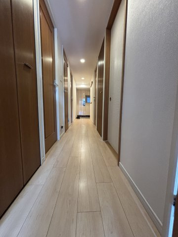 全面フローリングを上貼りしており、明るい色彩のフロアとなっております。