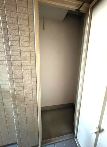 「画像は実際の写真にAI加工（家具や調度品の削除や配置）を加えたもので実際とは異なる場合があります。」