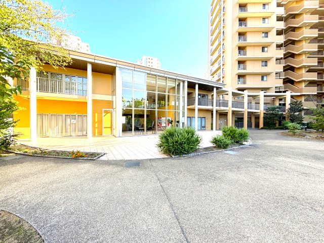 中庭から共用棟を撮影した様子