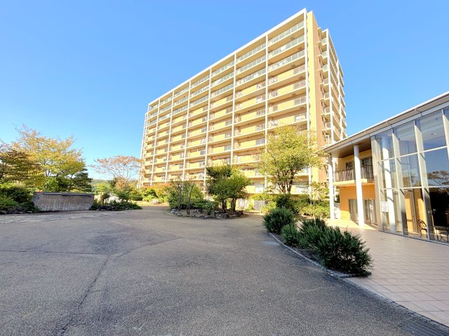 2棟構成、総戸数234戸の大型マンション　今回は専用庭付きの一階住戸となります。