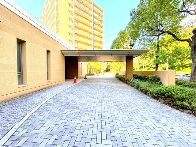 メインエントランス、大きな車寄せがあるので雨の日でも安心です。