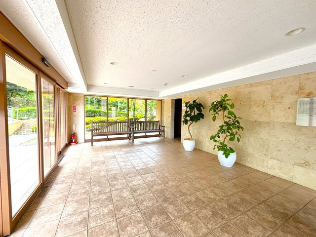 ラグジュアリーなエントランスを醸し出すエントランスとなります。来客を包む暖かい雰囲気が特徴です。