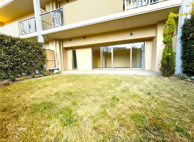 約33㎡の専用庭は、様々な用途がございます。ガーデニングや趣味のスペース、お子様のプールなどにご活用できます。画像は実際の写真にAI加工（家具や調度品の削除や配置）を加えたもので実際とは異なります。