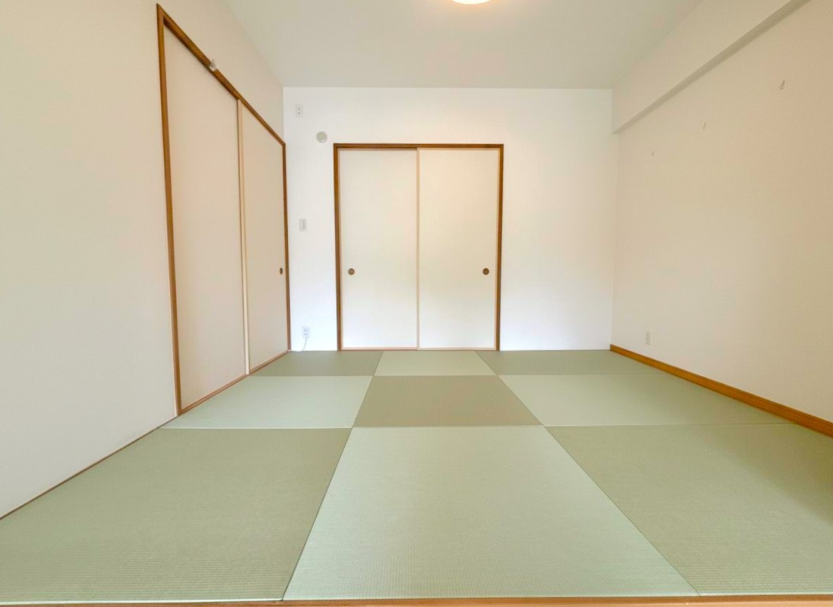 約6.1帖の和室。「画像は実際の写真にAI加工（家具や調度品の削除や配置）を加えたもので実際とは異なる場合があります。」