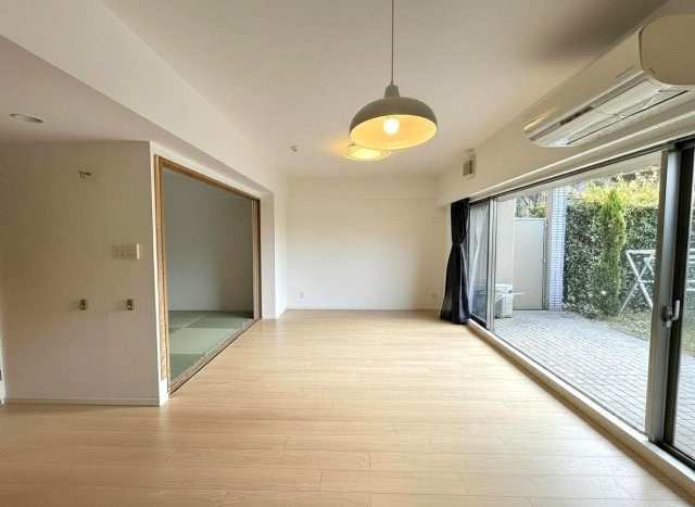 温水床暖房付きのリビングダイニング約13.5帖　続き和室となっております。
「画像は実際の写真にAI加工（家具や調度品の削除や配置）を加えたもので実際とは異なる場合があります。」