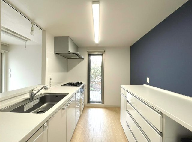 機能的にレイアウトされているキッチンエリア。家事動線も短いので効率の良い作業ができます。
「画像は実際の写真にAI加工（家具や調度品の削除や配置）を加えたもので実際とは異なる場合があります。」