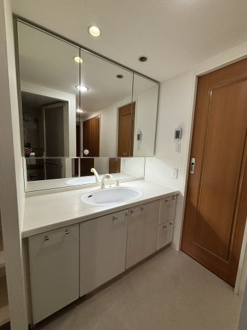 ワイドサイズの独立洗面化粧台　洗面ボールは交換済みです。「画像は実際の写真にAI加工（家具や調度品の削除や配置）を加えたもので実際とは異なる場合があります。」