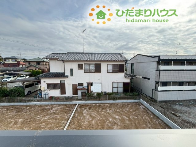 嵐山町川島　15期　新築一戸建て　ずっとプラス　02の展望|周囲に高い建物がなく、心地よい空が広がるバルコニーからの眺望です。開放感があり、毎朝の洗濯物干しの時間も気持ちよく過ごせます。周囲の住宅街を見渡せる落ち着いた環境が確保されています！