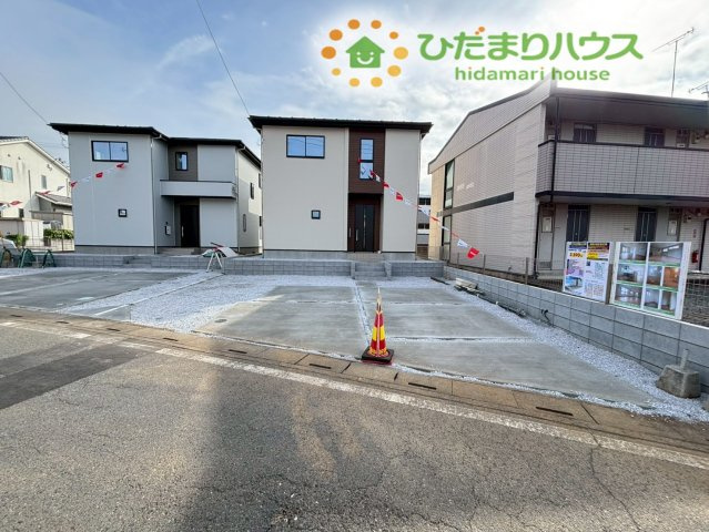 嵐山町川島　15期　新築一戸建て　ずっとプラス　02の駐車場|普通自動車を2台停めることができる、ゆとりのあるカースペースです。週末のまとめ買いで荷物が多い日でも、車をしっかりと横付けできるため、雨の日の買い出しや荷物の出し入れも楽々こなせます！
