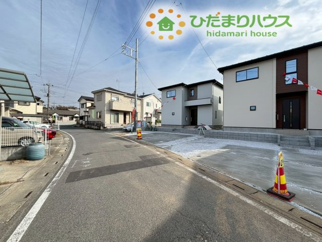 嵐山町川島　15期　新築一戸建て　ずっとプラス　02の前面道路含む現地写真|車の出し入れがしやすい平坦な前面道路です。周囲は閑静な住宅街のため、小さなお子様がいるご家庭でも、毎日の通学やちょっとしたお散歩へ安心して送り出せます！