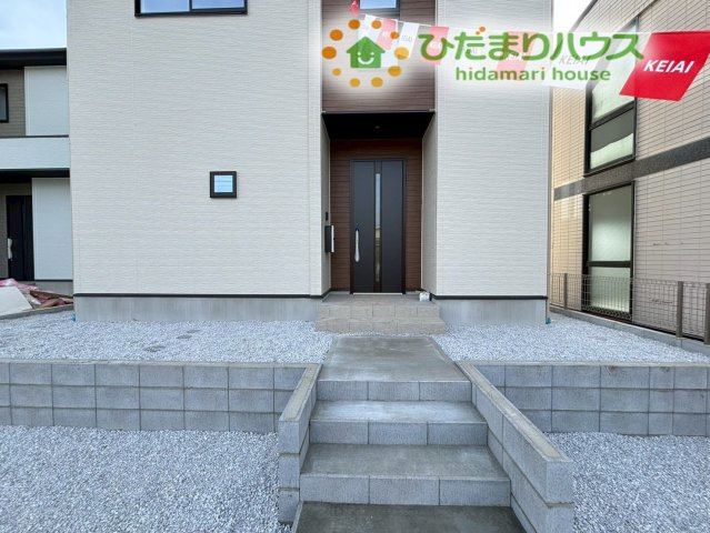 嵐山町川島　15期　新築一戸建て　ずっとプラス　02のエントランス|玄関前にはしっかりとしたアプローチが整えられています。屋根部分がせり出しているため、雨の日に傘を差したまま鍵を探したり、小さなお子様を抱っこした状態でベビーカーを畳んだりする際も濡れません！