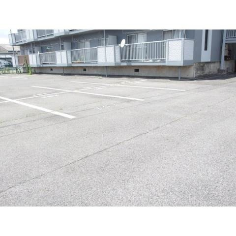 ハイツ第二平地の駐車場