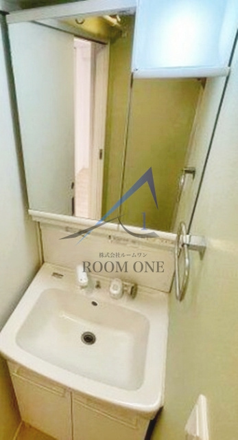 金井ビルの洗面所|独立洗面台です。