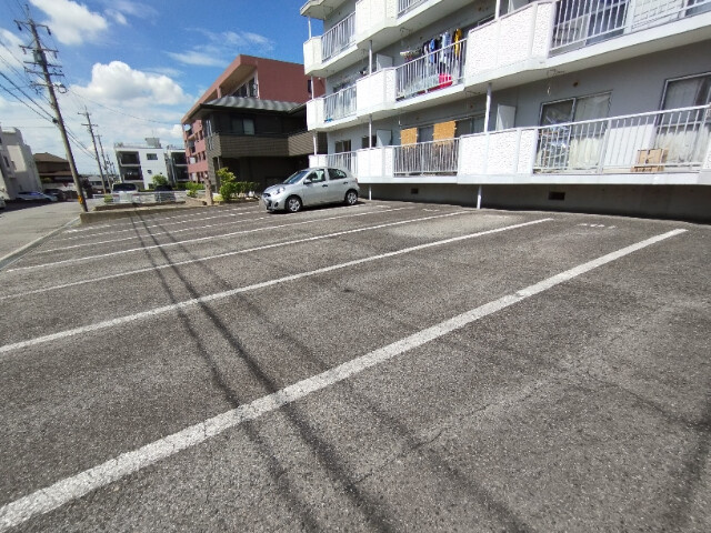ジュネス山本の駐車場