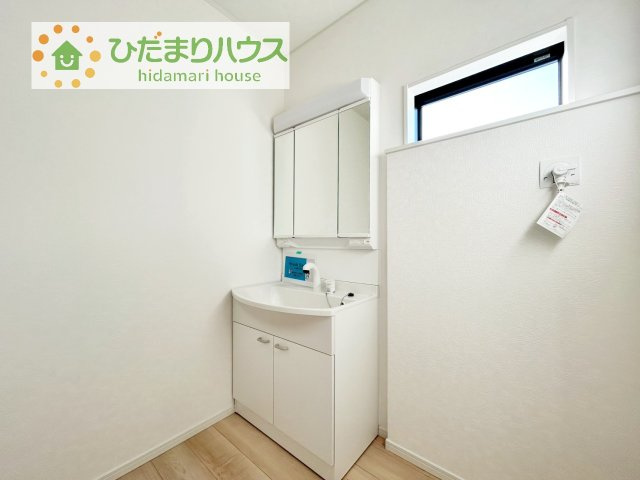 【独立洗面台】 | 常総市豊岡町第3　新築戸建 | 三面鏡の大きな鏡は憧れます(^^♪
鏡の後ろは収納となっていて、細かいものでも収納できるのでスッキリと整理できます！
