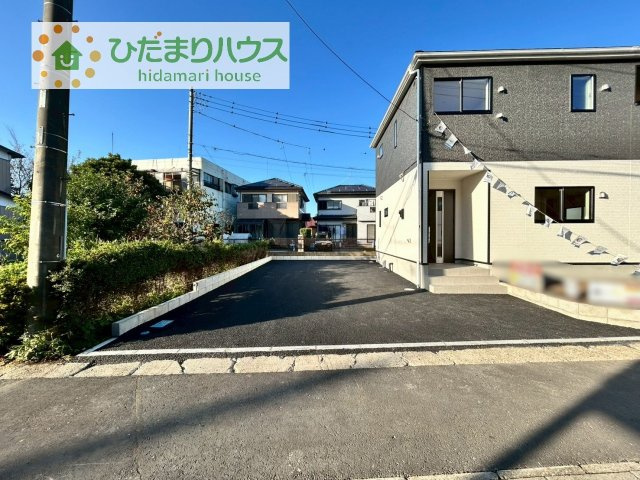 【駐車場】 | 常総市豊岡町第3　新築戸建 | ゆったりとしたカースペースで、ファミリーカーや軽自動車もラクラク駐車出来ますね♪