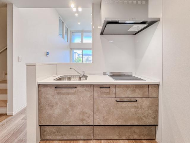 さいたま市中央区八王子２丁目のアパートのキッチン|たっぷりとした収納スペースです