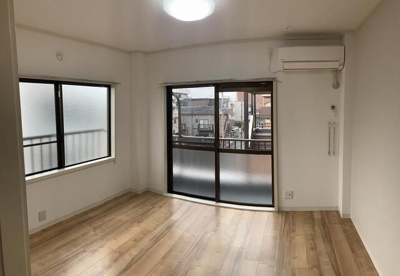 【居間・リビング】 | レオドラード飯塚 | こちらの居間で趣味の時間をお楽しみください