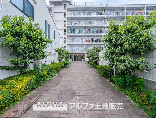 ハイツ昭島の外観|【Green orchestra】
◆四季の植栽◆広葉樹の四季の移ろいを、季節に表情を変えるグリーンとレッドのそれに呼応して変化する外観。それはまさに緑とシンパシーし鳴りやまないオーケストラの邸宅。