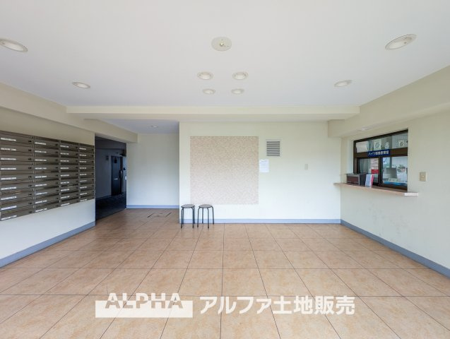 ハイツ昭島のエントランス|【lobby】
◆ロビー◆共用部は管理の行き届いた綺麗なスペース。いつも明るく家族を、来客を出迎えてくれる大切な場所です。