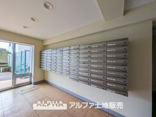 ハイツ昭島のエントランス|【Welcome】
◆ウェルカム◆帰路につき見上げればそこにはエントランス。意匠性高くさり気なく気品ですら感じられる。これが「パークフロント」のpride