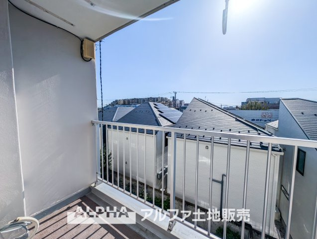 ハイツ昭島の展望|【Balcony】
◆暮れなずむ空◆そっとルーフバルコニーから望むスクリーンは、夕映えに浮かぶ雲とオレンジ色に染まる街。どことなく切ないけれど僕達を優しく照らし家族を見守っていてくれている。