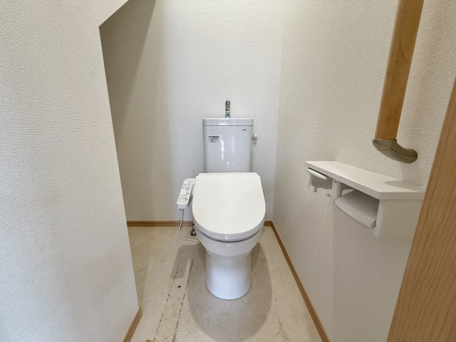 練馬区大泉学園町5丁目のトイレ|トイレは2ヶ所設置、換気用小窓もあり、明るく清潔な空間です