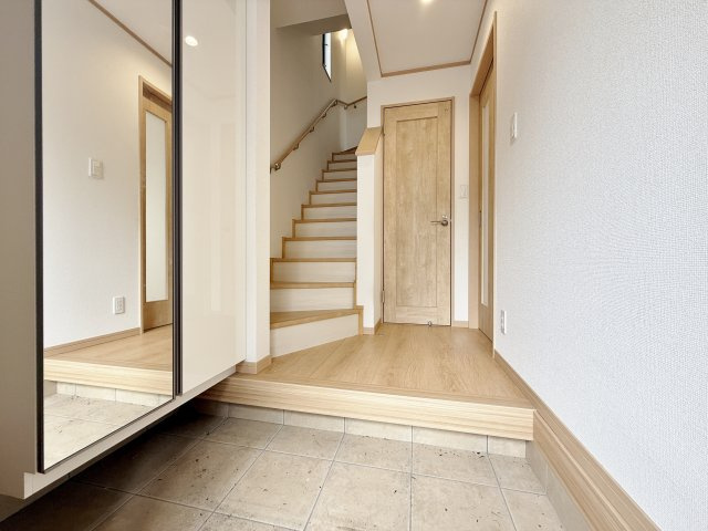 練馬区大泉学園町5丁目の玄関|ミラー付きトール型下足入れ
お出かけ前の身だしなみチェック出来ます