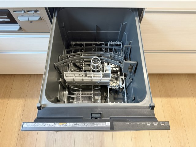練馬区大泉学園町5丁目のキッチン|食後の片づけに便利な食器洗乾燥機が標準装備です 時間が有効活用でき、節水にもなります
