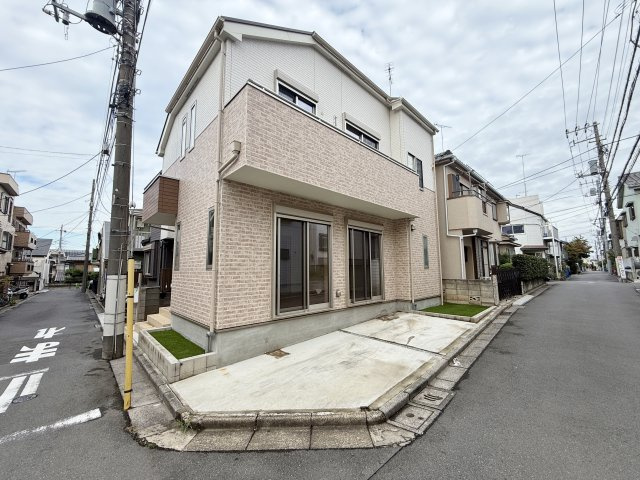 練馬区大泉学園町5丁目の外観|本日ご内覧出来ます！　
2023年築　築浅リフォーム戸建て
南側約4.0ｍ公道×西側約4.0ｍ公道に面する開放的な南西角地です