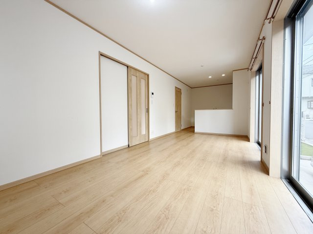 練馬区大泉学園町5丁目の居間・リビング|LDK14.1帖　南向きの大きな2面の窓から光が差し込み、1年を通してリビングを照らしてくれます