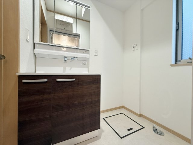 練馬区大泉学園町5丁目の独立洗面台|使いやすい三面鏡の洗面台
鏡裏やベースキャビネットなど収納スペースもしっかり設けているので水回りをキレイにお使いいただけます