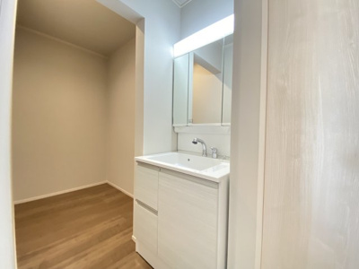 【独立洗面台】 | 南風原町津嘉山Ⅱ（全2棟）ラストA号棟 | A号棟　三面鏡付き洗髪洗面化粧台♪