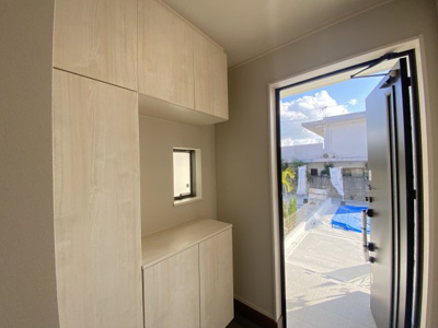 【玄関】 | 南風原町津嘉山Ⅱ（全2棟）ラストA号棟 | A号棟　十分な収納付き玄関♪