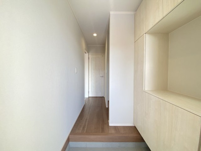 【玄関】 | 南風原町津嘉山Ⅱ（全2棟）ラストA号棟 | A号棟　十分な収納付き玄関♪