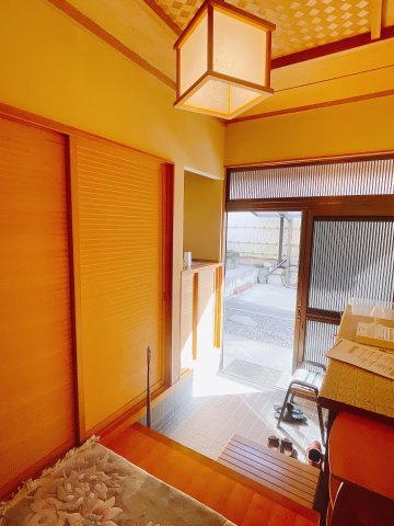 【中古戸建】高崎市中尾町の玄関|■玄関｜毎日の「いってらっしゃい」や「お帰りなさい」を大切なご家族と過ごす玄関は〈使いやすさ〉を追求しております。玄関横の物入は急な来客時でもさっとお片付けできるスペースを確保しています。