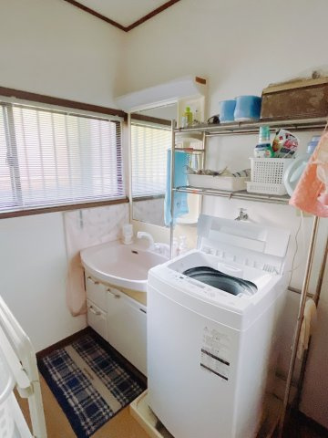 【中古戸建】高崎市中尾町の独立洗面台|■洗面室｜ゆとりのある洗面脱衣室ではお子様と並んで歯磨きもできるので一緒に成長を楽しめます♪ひろびろとした洗面室で、朝の準備も楽しくなります☆.*