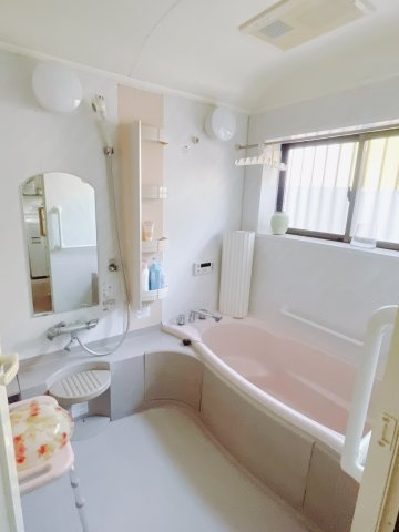 【中古戸建】高崎市中尾町の浴室|■浴室｜デザイン性に優れた浴室♪1日の疲れを癒す、ゆったりとしたバスタイムをぜひお過ごしください(*＾＾*)大きな窓付きで嬉しい♪