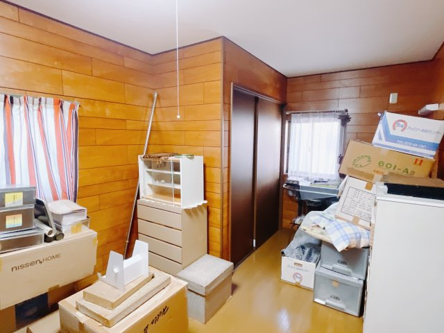 【中古戸建】高崎市中尾町の洋室|■2階洋室｜お子様の一人部屋にピッタリな洋室。木のぬくもりを感じるフローリングは、天然木の味わいが時とともに深みを増していきます。また、傷にも強く、フリーワックスでお手入れもラクラクです♪